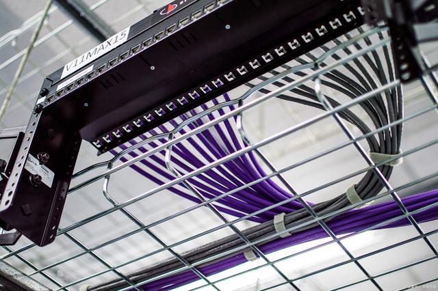 电镀锌网格桥架 阜城县君和通信器材的光纤槽道与核心通讯器材详解